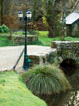 illustration du parc aux deux étangs : lampadaire de style classique en premier plan